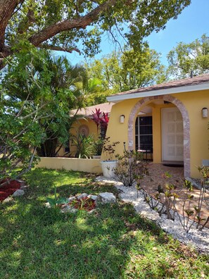 Exterior - Comfortable Stay: Fully Stocked Home & Coffee Bar — All Essentials Provided (Port Richey)
