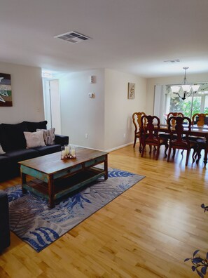 Interior - Comfortable Stay: Fully Stocked Home & Coffee Bar — All Essentials Provided (Port Richey)