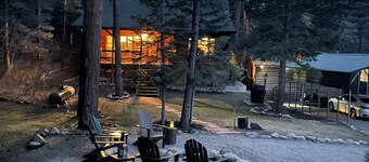 Hoch aufragende Kiefernhütte