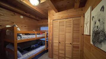 3 bedrooms, iron/ironing board, travel crib, free WiFi