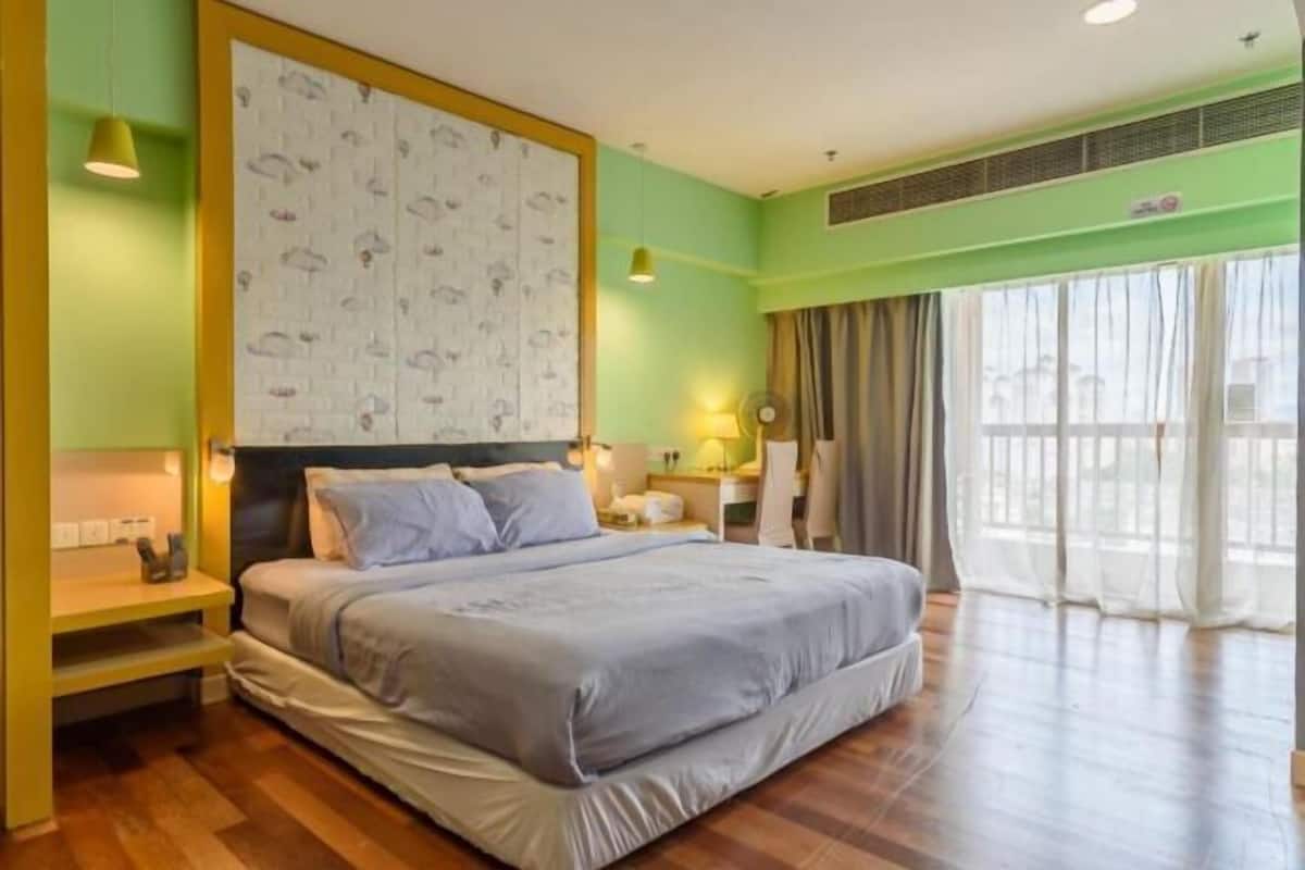 Iron/ironing board, free WiFi, bed sheets