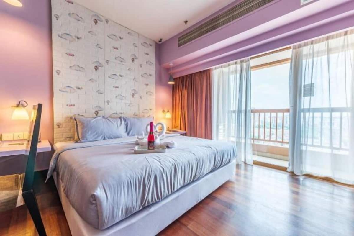 Iron/ironing board, free WiFi, bed sheets