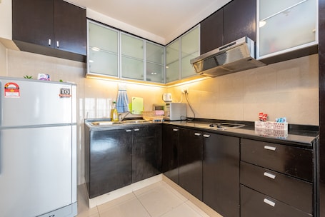 Family Studio Suite, 1 Bedroom | Private kitchen | Full-size fridge, microwave, stovetop, electric kettle