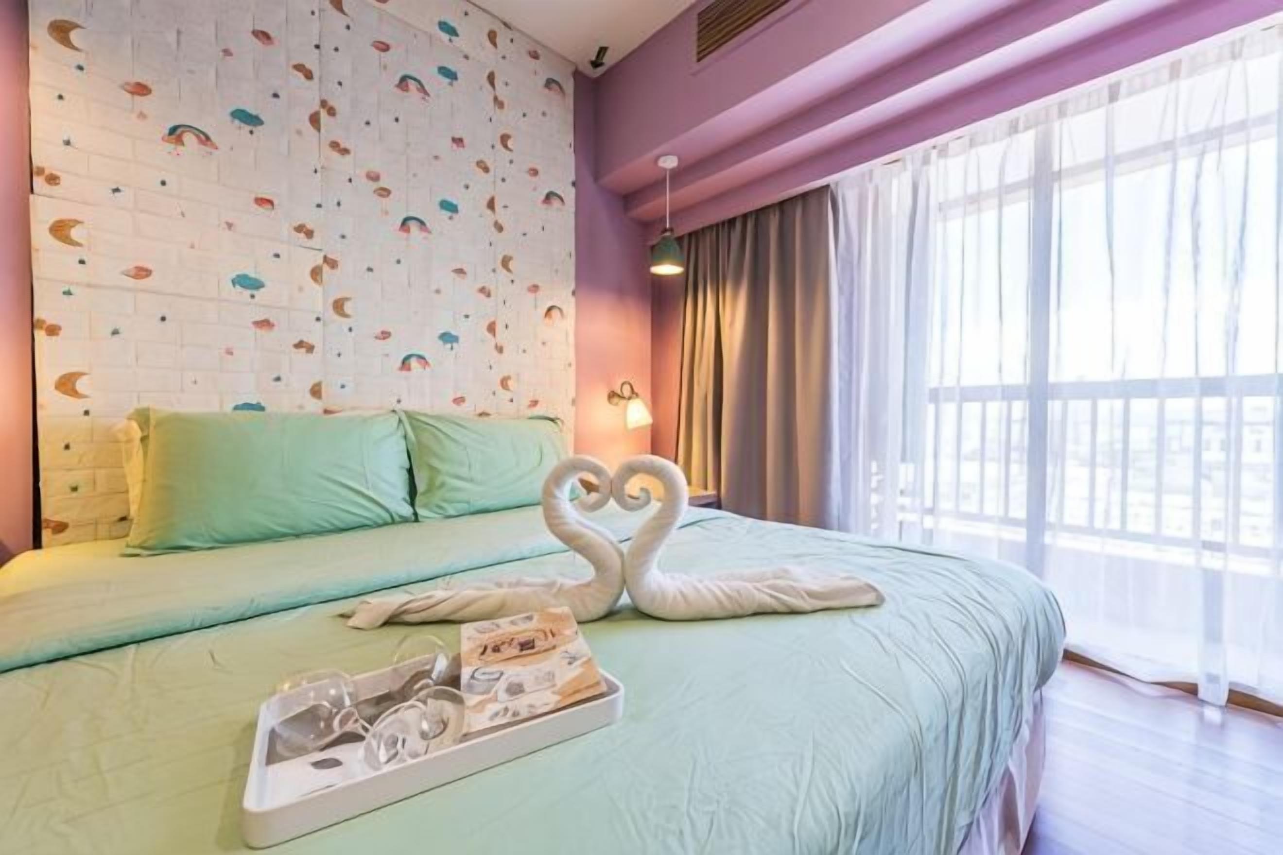 Tabla de planchar con plancha, wifi gratis y ropa de cama 