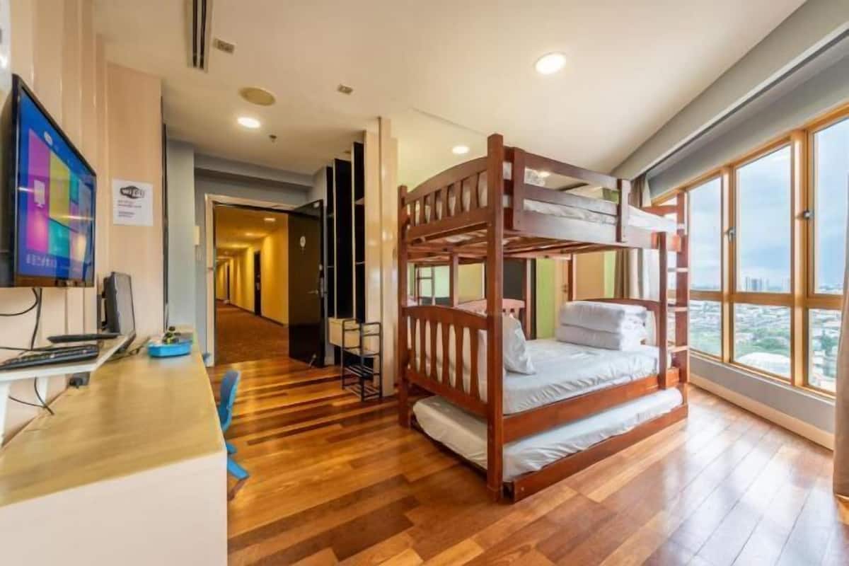 Iron/ironing board, free WiFi, bed sheets