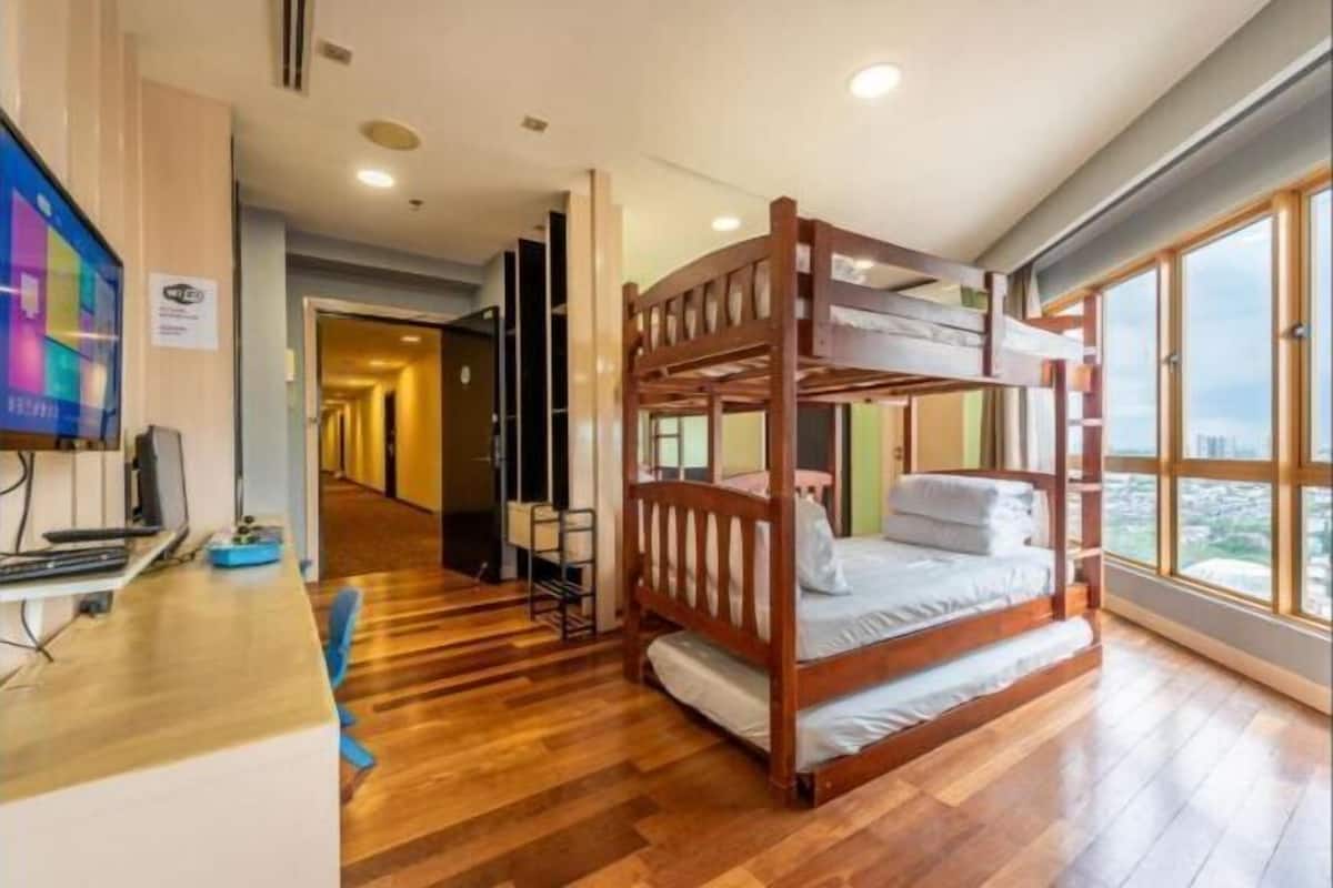 Iron/ironing board, free WiFi, bed sheets