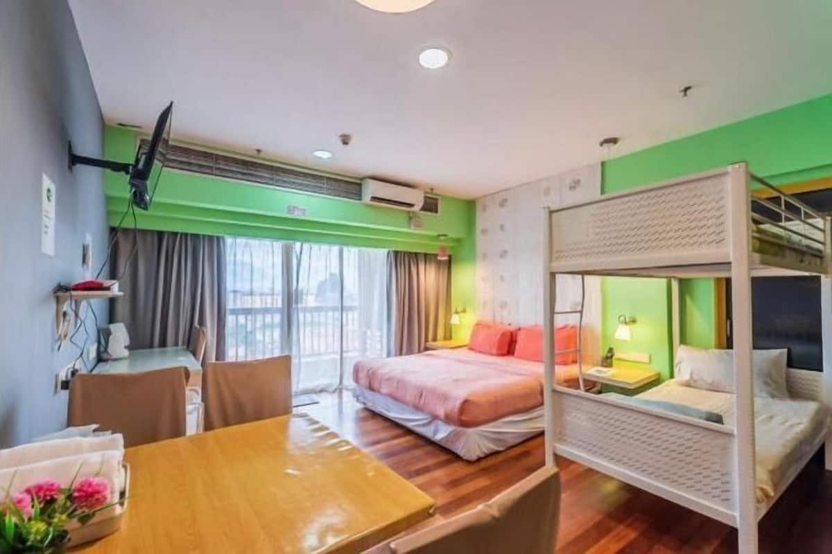 Iron/ironing board, free WiFi, bed sheets