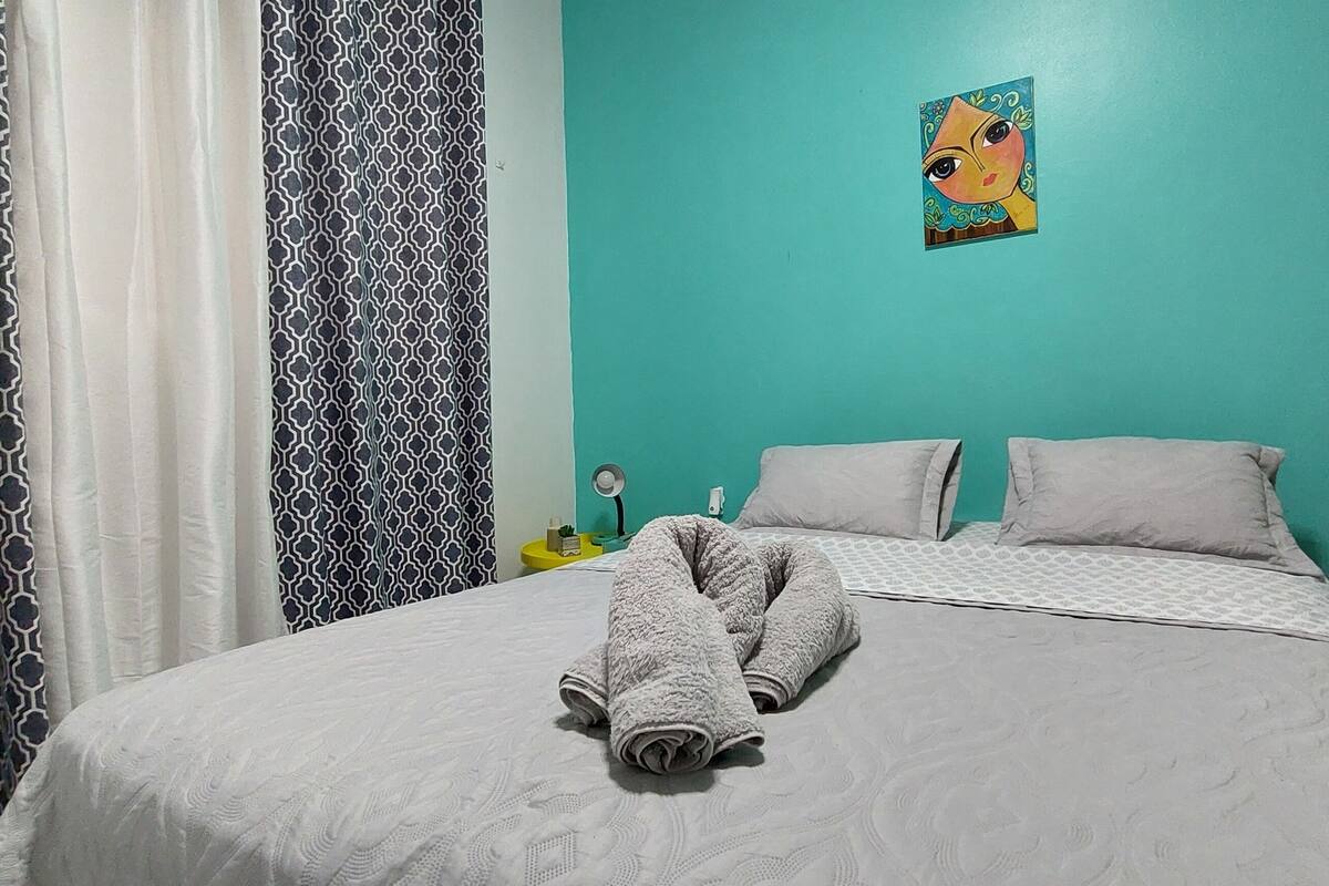 Traditional Room | Premium bedding, down duvets, blackout curtains, iron/ironing board