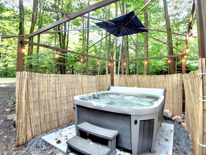 Hideaway Lake Naomi Poconos ★ Vasca idromassaggio + Sala giochi Cabina di metà secolo ★ Gufo d'oro