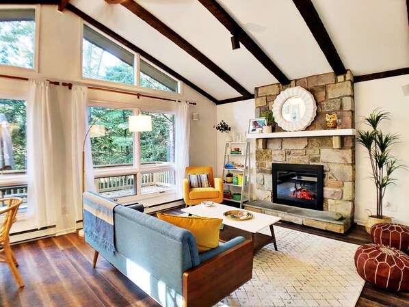 Smart-tv, een open haard, videospelletjes en Hulu