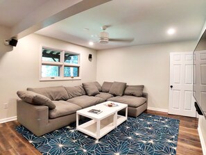 Een smart-tv, een open haard, videogames en Hulu