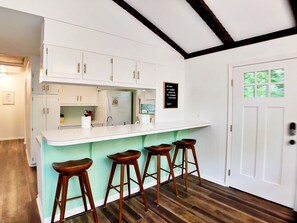 Een koelkast, een microgolfoven, een oven, een kookplaat