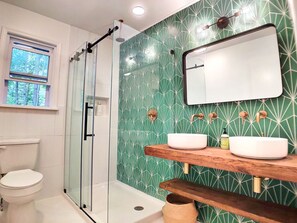 Bañera con ducha, cabezal de ducha tipo lluvia, secador de pelo, toallas