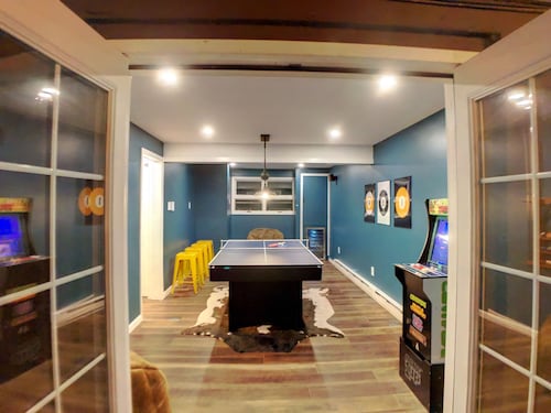 Lake Naomi Poconos Gem★HotTub+Game Room+Fire Pit Mid-Mod Chalet★Golden Owl PA