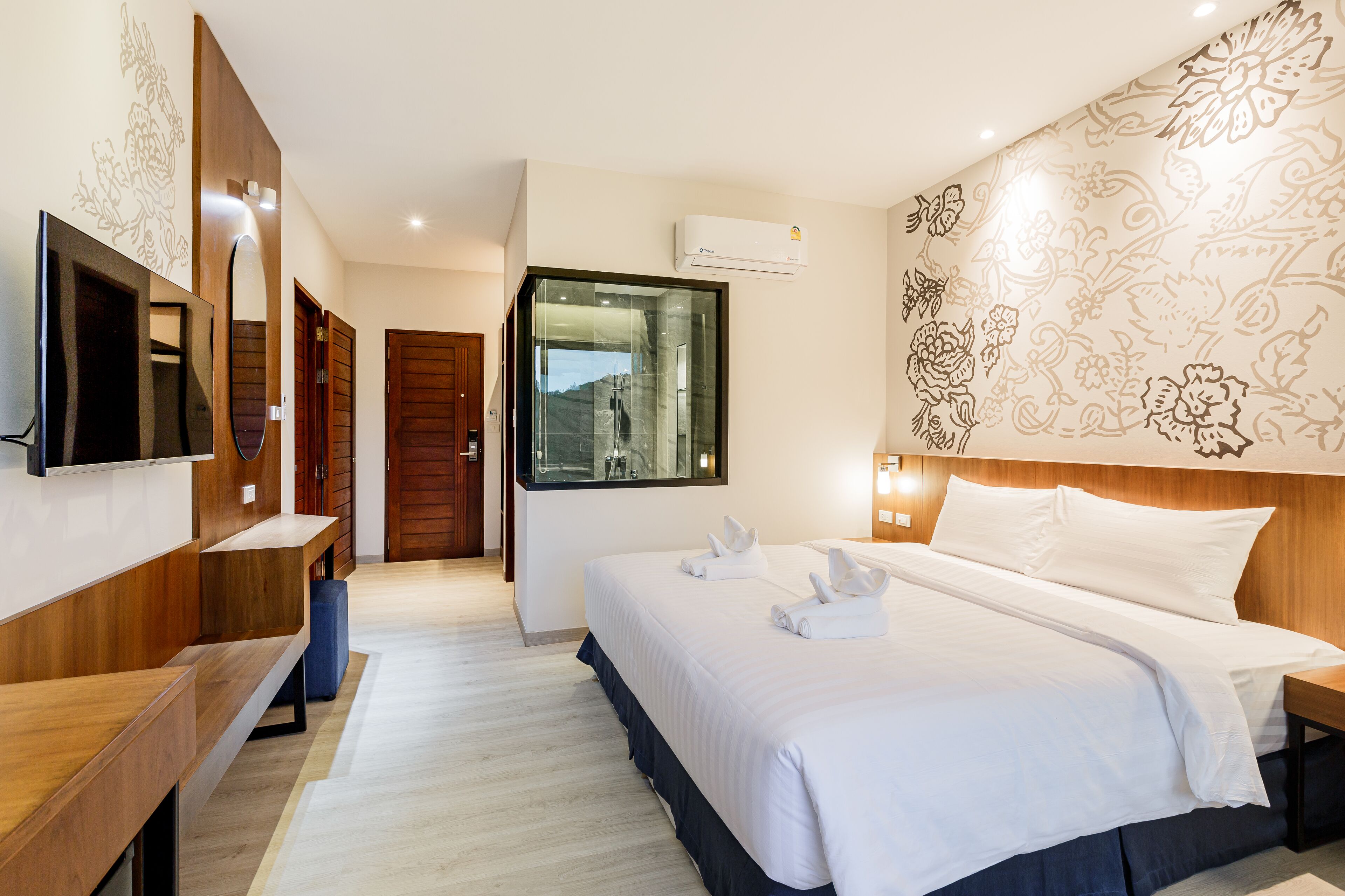 Standard King with Balcony | Cortinas blackout, wifi gratis y ropa de cama 