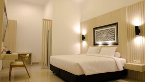 Desk, laptop workspace, free WiFi - Kaberaz Luxury by Amithya (Sumenep)