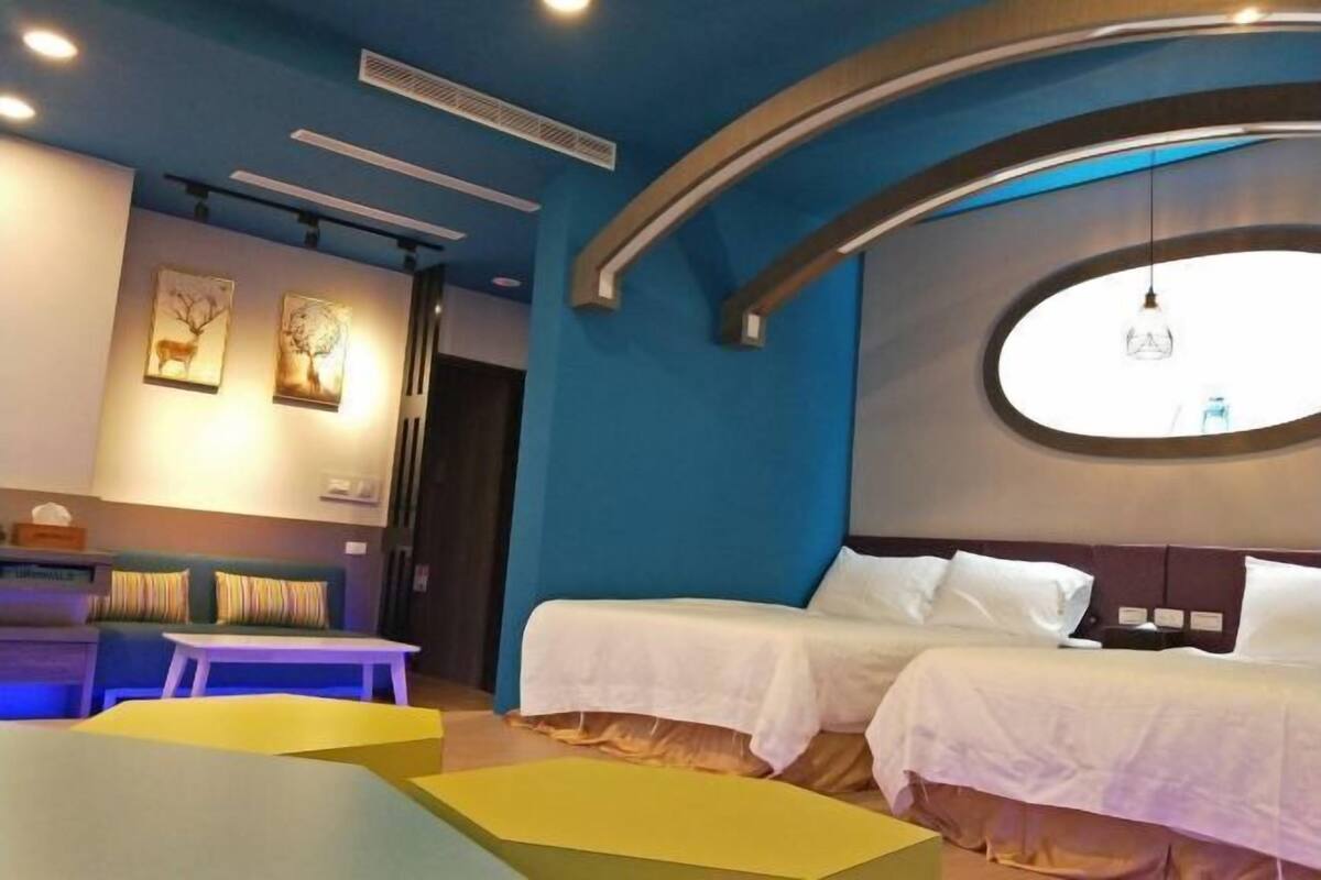 Nệm cao su hoạt tính (memory foam), bàn, màn/rèm cản sáng 