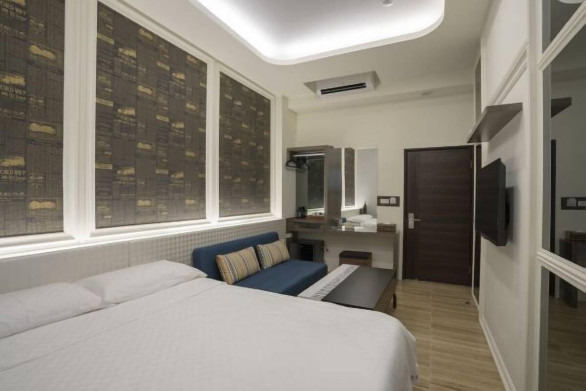 Nệm cao su hoạt tính (memory foam), bàn, màn/rèm cản sáng 