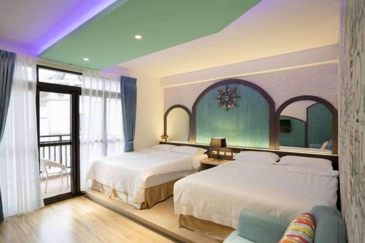 Nệm cao su hoạt tính (memory foam), bàn, màn/rèm cản sáng 