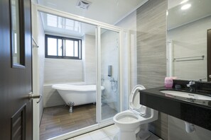 Family Quadruple Room, 1 Bedroom | Bathroom | Shower, free toiletries, hair dryer, slippers - Starry Night Laurel Hotel (Magong)
