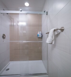 Chuveiro, secador de cabelo, toalhas de banho, sabonete