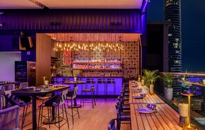 3 bars/lounges, rooftop bar - Sindhorn Midtown Hotel Bangkok, Vignette Collection by IHG (Bangkok)