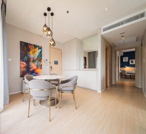 Suite, 2 habitaciones, en esquina (Sky) | Área de sala de estar | Televisión LCD de 49 pulgadas con canales digitales y televisión 
