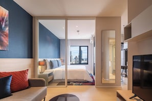 Premium bedding, down duvets, in-room safe, desk - Sindhorn Midtown Hotel Bangkok, Vignette Collection by IHG (Bangkok)