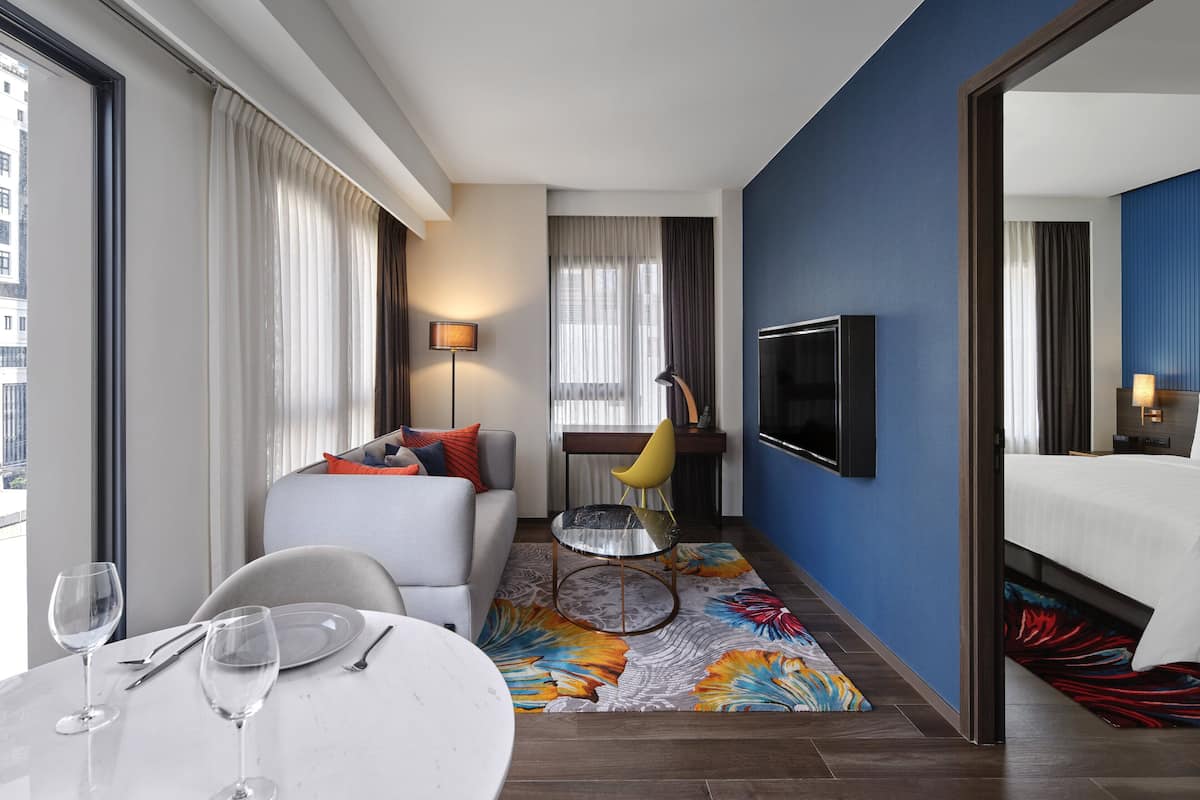 Suite, 1 Bedroom | Peralatan tempat tidur premium, gebar bulu kapas, peti besi dalam bilik
