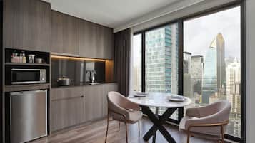 Suite, 1 Bedroom | Private kitchenette | Electric kettle