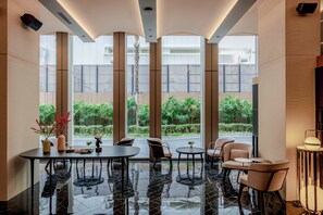 บริการอาหารเช้า อาหารกลางวัน และอาหารเย็น