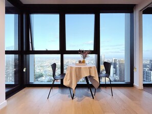 Executive Apartment | In-room dining - Mega Style Apartments Victoria One (Melbourne)