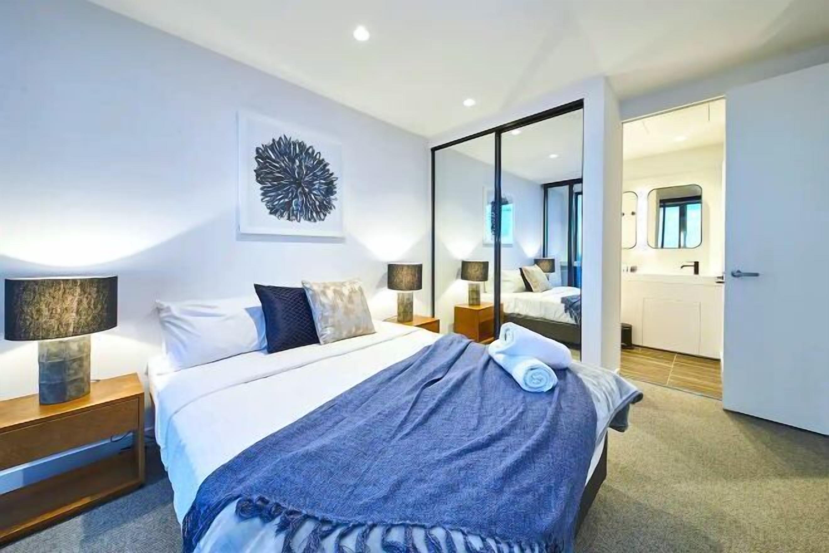 Decoración personalizada, muebles diferentes y cortinas blackout 