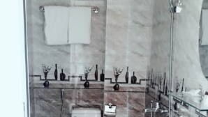 Shower, rainfall showerhead, free toiletries, hair dryer - Villa Ngoc An (Cam Ly - Da Lat)