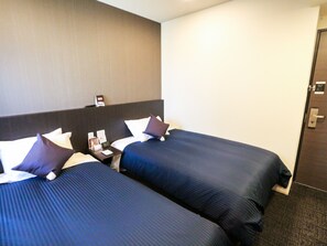 Desk, laptop workspace, blackout curtains, iron/ironing board - Hotel Livemax Shinjuku East (Tokyo)