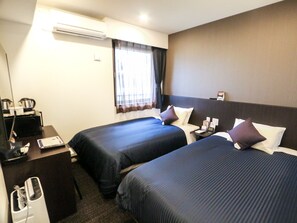 Desk, laptop workspace, blackout curtains, iron/ironing board - Hotel Livemax Shinjuku East (Tokyo)