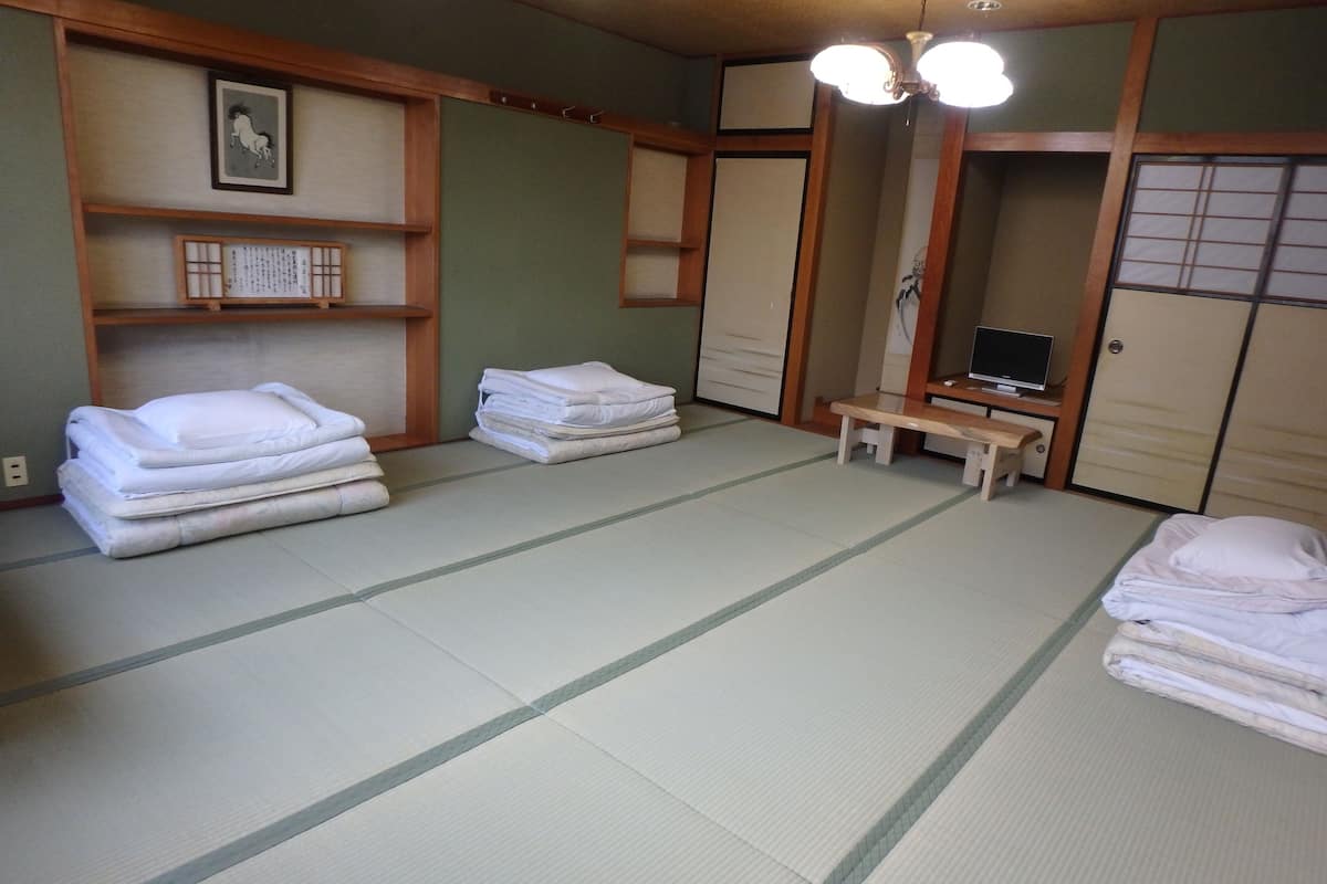 JapaneseRoom(3-6 ppl)SharedBath(Check-in until 18:30/Please provide your arrival time/car), No Smoke | Desk, free WiFi, bed sheets
