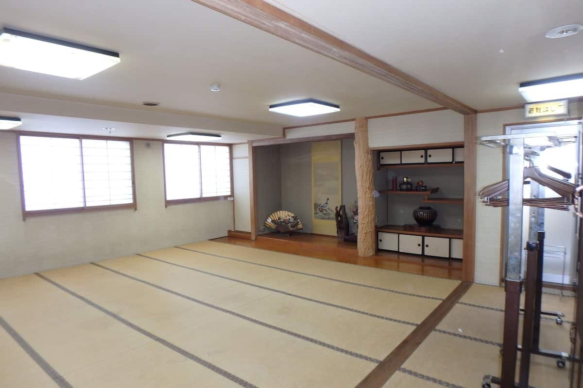 JapaneseRoom(6-10ppl)Shared Bath(Check-in until 18:30/Please provide your arrival time/car),No Smoke | Desk, free WiFi, bed sheets