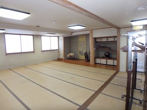 JapaneseRoom(6-10ppl)Shared Bath(Check-in until 18:30/Please provide your arrival time/car),No Smoke | Desk, free WiFi, bed sheets