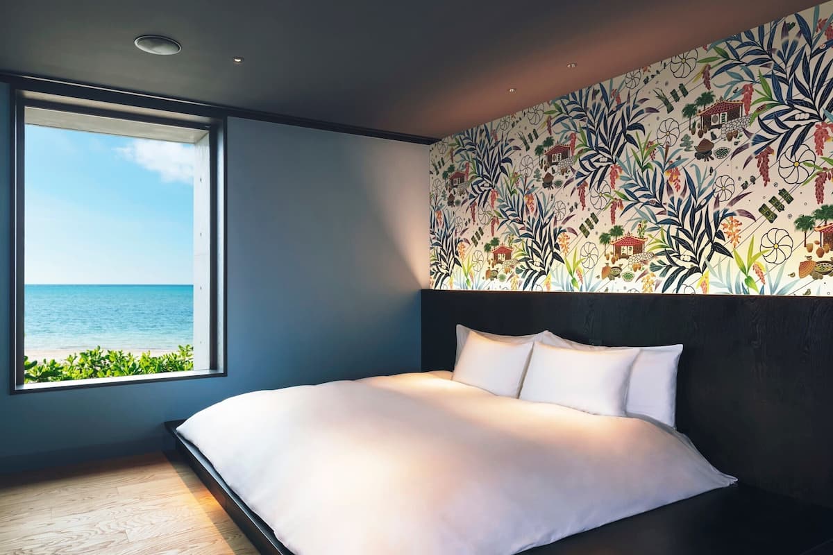 Minibar, in-room safe, WiFi (free), bed sheets