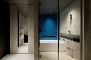 Deluxe-Suite, Mehrere Betten, Nichtraucher (Haru, Oceanfront) | Badezimmer | Badewanne und Dusche (separat), kostenlose Toilettenartikel
