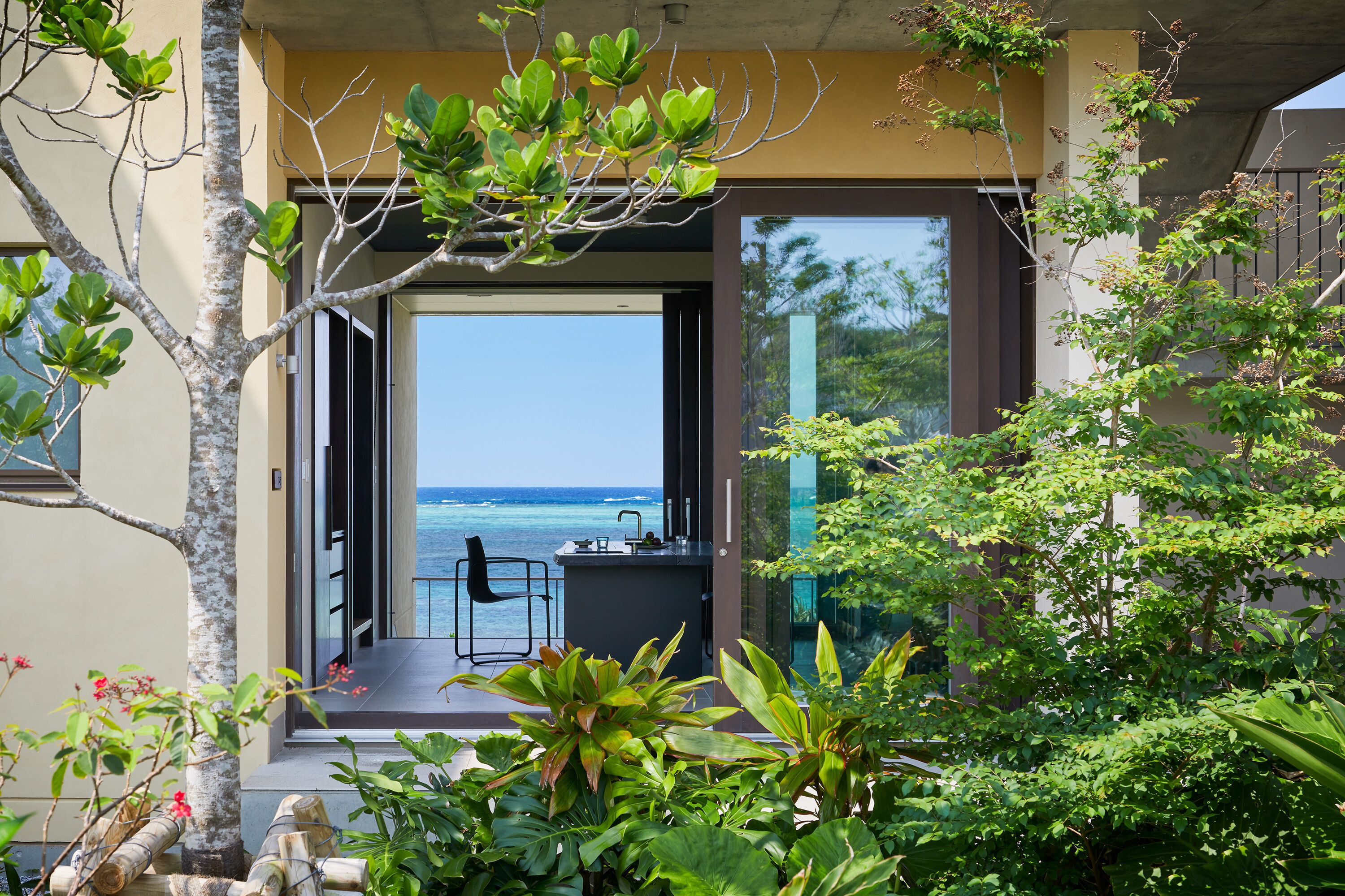 Minibar, caja de seguridad en la habitación, wifi gratis y ropa de cama 