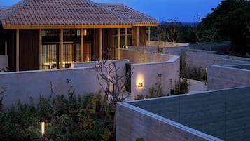 Suite Deluxe, varias camas, para no fumadores, vista al océano (Fushi, Oceanfront) | Minibar, caja de seguridad en la habitación, wifi gratis y ropa de cama