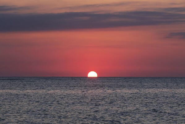 A sunset over the ocean with a clear horizon. - HOSHINOYA Okinawa (Yomitan)