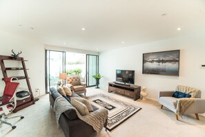 Executive Apartment | Living area | 55-inch LCD TV with digital channels, TV, Netflix - Richmond Oasis Apartments (Richmond)