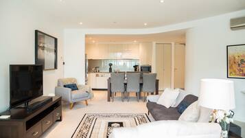 Apartemen Eksekutif | Area keluarga | Televisi LCD 55-inci dengan saluran TV digital, TV, dan Netflix