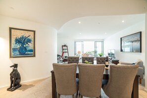 Executive Apartment | In-room dining - Richmond Oasis Apartments (Richmond)