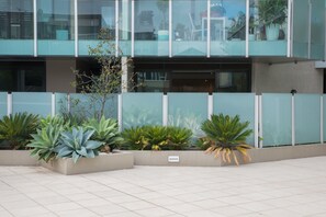 Property grounds - Richmond Oasis Apartments (Richmond)