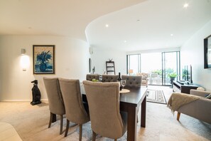 Executive Apartment | In-room dining - Richmond Oasis Apartments (Richmond)