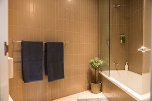 Lägenhet Executive | Badrum | Badkar/dusch, gratis toalettartiklar, hårtork och handdukar